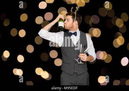 Bouteille de champagne couple at Christmas party Banque D'Images