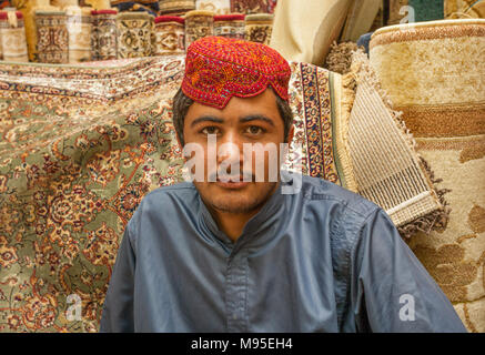 ABU DHABI, UAE - février 23, 2006 : Un Pakistanais non identifiés de vendeur au souk aux tapis à Abu Dhabi, capitale des Emirats Arabes Emira Banque D'Images