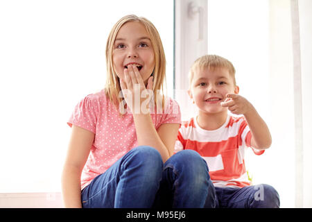 Surpris les petits enfants at window Banque D'Images