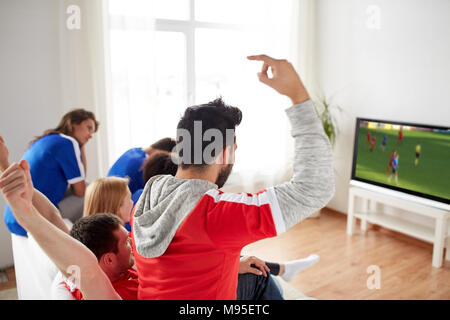 Les amateurs de football regarder match de football à la télévision à la maison Banque D'Images