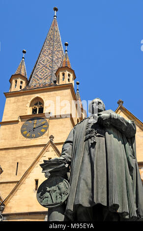 Sibiu, Transylvanie, Roumanie. La cathédrale luthérienne de Saint Mary / Église Évangélique (1300-1520) en style gothique ; Piata Huet (square) Monument de Georg Danie Banque D'Images