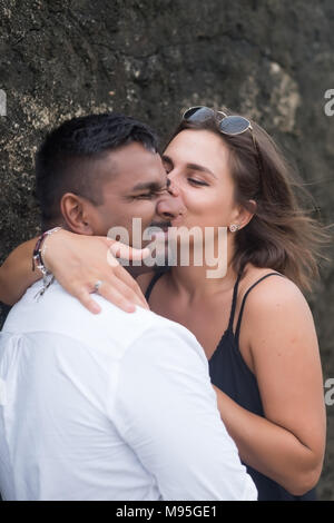 Portrait plein air de jeune couple baiser romantique dans une plage de sable. Concept de l'amour vrai et de miel Banque D'Images