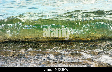 Roulant sur l'onde douce plage au niveau de l'oeil Banque D'Images