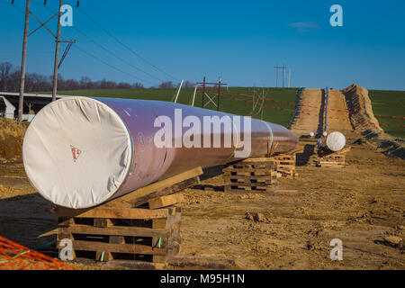 Washington Boro, PA, USA - 15 mars 2018 : un nouveau pipeline de l'énergie en construction dans les terres agricoles. Banque D'Images