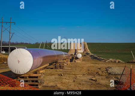 Washington Boro, PA, USA - 15 mars 2018 : un pipeline en construction dans les terres agricoles. Banque D'Images