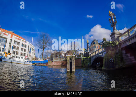 AMSTERDAM, Pays-Bas, 10 mars, 2018 : vue extérieure du Dutch National Ballet de l'Opéra. Le Stopera est un complexe abritant à la fois l'hôtel de ville d'Amsterdam et le Ballet de l'Opéra National Néerlandais Banque D'Images