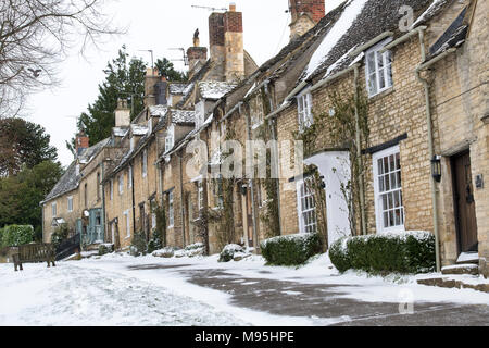 Cotswold Cottages sur la colline en Burford dans la neige de l'hiver. Burford, Cotswolds, Oxfordshire, Angleterre Banque D'Images