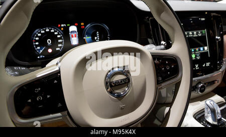 Genève, SUISSE - Le 7 mars 2018 : les pilotes de l'intérieur tableau de bord de la nouvelle Volvo V60 voiture présentée à la 88e Salon International de l'Automobile de Genève. Banque D'Images