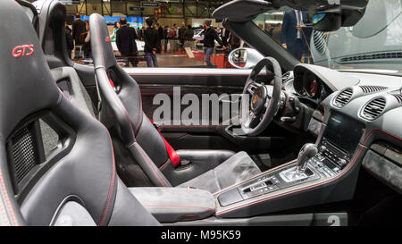 Genève, SUISSE - Le 7 mars 2018 : Intérieur d'une nouvelle Porsche voiture décapotable présentée à la 88e Salon International de l'Automobile de Genève. Banque D'Images