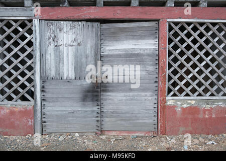 Vieille maison en bois avec porte fermée avec chaîne et cadenas - Banque D'Images