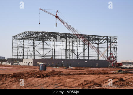 Cadres en acier pour le nouveau KC-46 'Pegasus' tanker les hangars de maintenance en cours de construction le 6 mars 2018, Tinker Air Force Base, Texas. Bien que le hangar en béton structures en acier de circulation sont également répandu et terminé. (U.S. Air Force photo/Greg L. Davis) Banque D'Images