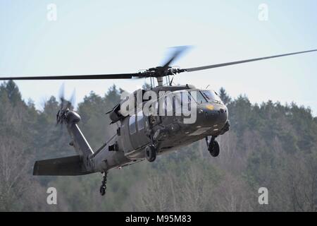 GRAFENWOEHR, Allemagne-- Sur un après-midi froid et venteux, un UH-60 Black Hawk de la société B, 2-227e Aviation Regiment, 1st Air Cavalry Brigade, fournir un appui aérien pour élingue avec formation Batterie B, 4e bataillon du 319e Régiment d'artillerie aéroporté, 173e Airborne Brigade Combat Team, le 20 mars 2018. Les missions d'assaut aérien sur le terrain permettent d'artilleurs de se déplacer rapidement sur le champ de bataille afin de procéder à la suppression des missions de défense aérienne ou (SEAD). (U.S. Photo de l'Armée de Charles Rosemond) Banque D'Images