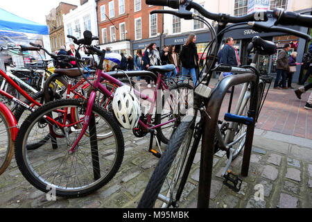 Une sélection de motos et vélos en photo enchaîné dans les baies de vélo dans la région de Chichester, West Sussex, UK. Banque D'Images