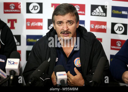 Costa Rica manager Oscar Ramirez lors d'une conférence de presse à Hampden Park, Glasgow. Banque D'Images