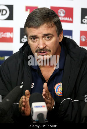 Costa Rica manager Oscar Ramirez lors d'une conférence de presse à Hampden Park, Glasgow. Banque D'Images