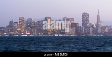La brume et le brouillard plane sur l'horizon de San Francisco après le coucher du soleil Banque D'Images