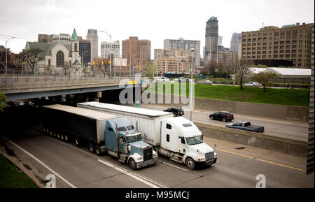 Big Rigs fréquente les routes dans et autour de Detroit Michigan in a horizontal composition Banque D'Images