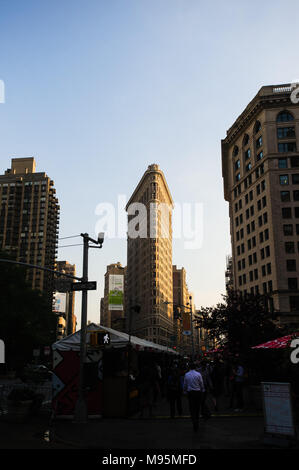 L'emblématique Flatiron Building est allumé au coucher du soleil à New York, février 2013. Banque D'Images