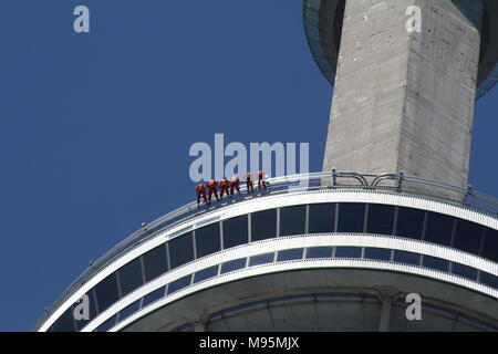 Toronto, Ontario / Canada - 29 juillet 2012 : Les gens qui marchent sur le bord de la tour CN Banque D'Images