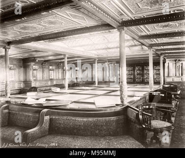 1889 Photographie - RMS - Teutonic à partir d'un album d'images concernant le lancement du navire, qui a été construit par Harland and Wolff de Belfast, pour la White Star Line - plus tard pour atteindre une certaine notoriété en tant que le propriétaire du Titanic. L'album montre l'intérieur de la barque, membre de l'équipage d'essai, croisières, y compris une visite à bord par le Kaiser allemand et Prince de Galles, ainsi que de nombreuses images d'autres visiteurs. Cette image - Banque D'Images