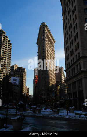 L'emblématique Flatiron Building est allumé au coucher du soleil à New York, février 2013. Banque D'Images