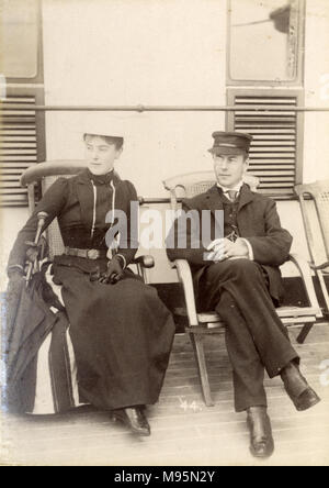 1889 Photographie - RMS - Teutonic à partir d'un album d'images concernant le lancement du navire, qui a été construit par Harland and Wolff de Belfast, pour la White Star Line - plus tard pour atteindre une certaine notoriété en tant que le propriétaire du Titanic. L'album montre l'intérieur de la barque, membre de l'équipage d'essai, croisières, y compris une visite à bord par le Kaiser allemand et Prince de Galles, ainsi que de nombreuses images d'autres visiteurs. Cette image - Banque D'Images