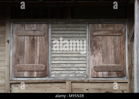 Fenêtre avec des volets fermés - extérieur de bâtiment en bois avec obturateur fermé - Banque D'Images