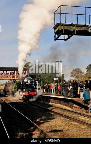 Avec de la vapeur en réserve, la classe A1 Pacific No 60163 Tornado attend de quitter son arrêt d'eau à la station de Kemble avec le Thames Tornado railtour, 7/11/2009. Banque D'Images