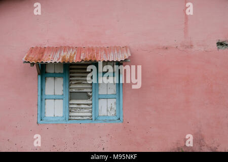 Fenêtre de toit en bois avec obturateur fermé- extérieur de bâtiment coloré, vintage wall - Banque D'Images