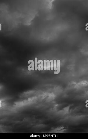 Le Stratocumulus nuages sombre et d'appréhension vers la fin de soirée. Banque D'Images