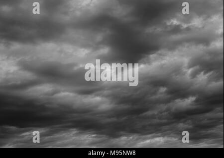 Le Stratocumulus nuages sombre et d'appréhension vers la fin de soirée. Banque D'Images