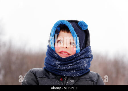 Portrait de jeune garçon (5 ans) wearing winter hat and scarf Banque D'Images