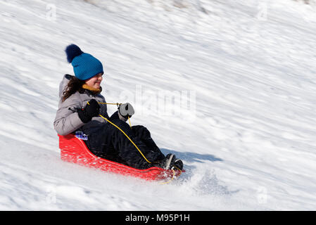 A dix ans, fille de la luge au Québec Canada Banque D'Images