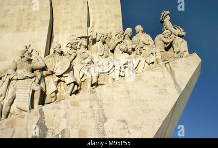 Lisbonne, Portugal - 17 septembre 2006 : détail sur les chiffres sur le côté du monument des Découvertes en statut d'après-midi. Banque D'Images