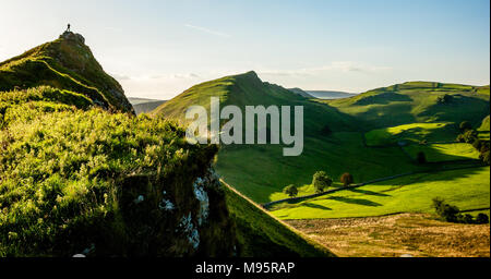 Walker sur le sommet de la colline de Parkhouse face aux Chrome Hill et le Dragon est de retour dans la région de Dovedale dans le parc national de Peak District UK Banque D'Images