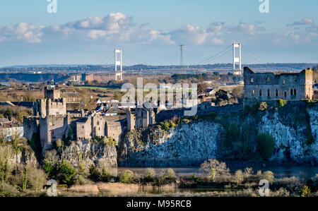 Vue de l'alcôve du bois sur la rivière Wye dans le château de Chepstow et la lointaine Severn Bridge - South Wales UK Banque D'Images