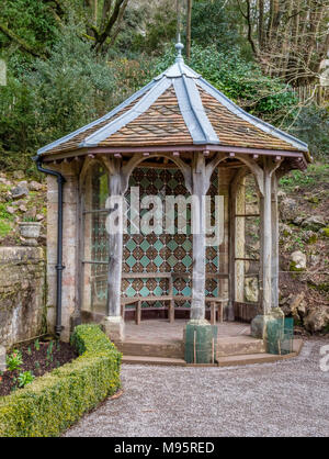 Maison d'été avec des murs carrelés victorien vert dans le coin de le parterre jardin à Tyntesfield en Somerset UK Banque D'Images