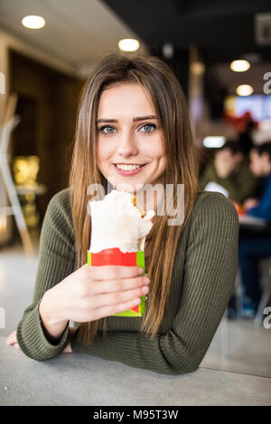 Jeune femme faim manger dans restaurant doner Banque D'Images