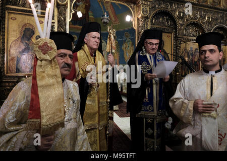 L'archevêque Yasser Al-Ayyash Rasmi Hanna qui a été nommé comme le nouveau Vicaire Patriarcal grec catholique melkite de Jérusalem représente une de style orientale crosier avec les serpents représentant le personnel de Moïse durant la première divine liturgie à la cathédrale grecque melkite catholique de l'Annonciation de la vierge ou simplement église Notre Dame de l'Annonciation qui est le siège du Patriarcat melkite catholique d'Antioche et de tout l'est situé dans le quartier chrétien de la vieille ville, Jérusalem Est, Israël Banque D'Images