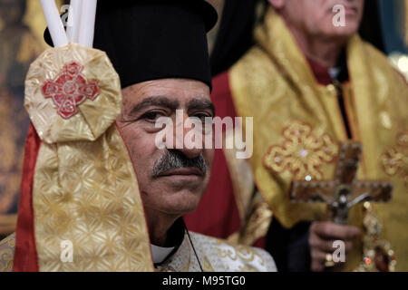 Les membres du clergé prennent part à une liturgie grecque melkite catholique à l'intérieur de la cathédrale de l'Annonciation de la vierge ou simplement église Notre Dame de l'Annonciation qui est le siège du Patriarcat melkite catholique d'Antioche et de tout l'est situé dans le quartier chrétien de la vieille ville, Jérusalem Est, Israël Banque D'Images