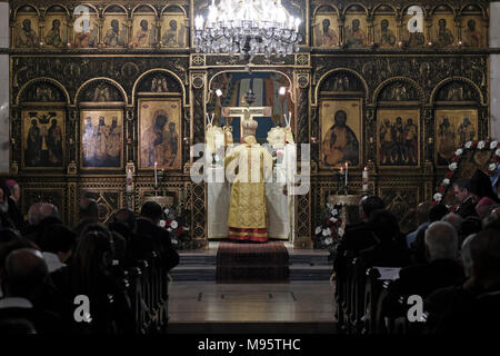 Les membres du clergé prennent part à une liturgie grecque melkite catholique à l'intérieur de la cathédrale de l'Annonciation de la vierge ou simplement église Notre Dame de l'Annonciation qui est le siège du Patriarcat melkite catholique d'Antioche et de tout l'est situé dans le quartier chrétien de la vieille ville, Jérusalem Est, Israël Banque D'Images