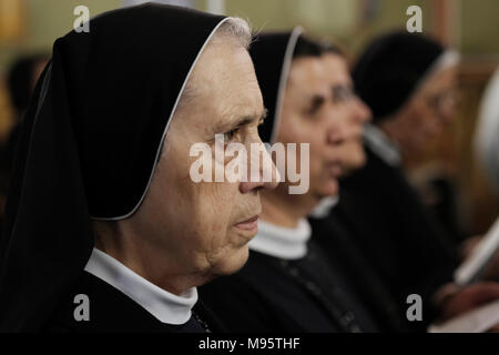 Les religieuses catholiques prennent part à une liturgie grecque melkite catholique à l'intérieur de la cathédrale de l'Annonciation de la vierge ou simplement église Notre Dame de l'Annonciation qui est le siège du Patriarcat melkite catholique d'Antioche et de tout l'est situé dans le quartier chrétien de la vieille ville, Jérusalem Est, Israël Banque D'Images