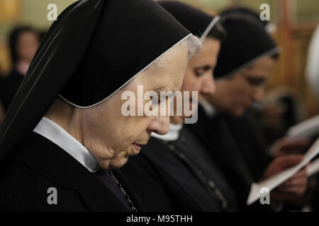 Les religieuses catholiques prennent part à une liturgie grecque melkite catholique à l'intérieur de la cathédrale de l'Annonciation de la vierge ou simplement église Notre Dame de l'Annonciation qui est le siège du Patriarcat melkite catholique d'Antioche et de tout l'est situé dans le quartier chrétien de la vieille ville, Jérusalem Est, Israël Banque D'Images