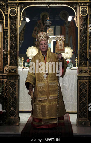 L'archevêque Yasser Al-Ayyash Rasmi Hanna qui a été nommé comme le nouveau Vicaire Patriarcal grec catholique melkite de Jérusalem représente une de style orientale crosier avec les serpents représentant le personnel de Moïse durant la première divine liturgie à la cathédrale grecque melkite catholique de l'Annonciation de la vierge ou simplement église Notre Dame de l'Annonciation qui est le siège du Patriarcat melkite catholique d'Antioche et de tout l'est situé dans le quartier chrétien de la vieille ville, Jérusalem Est, Israël Banque D'Images