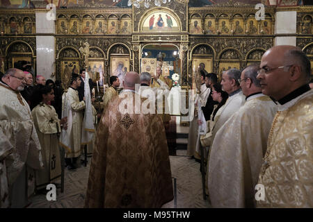 Les membres du clergé prennent part à une liturgie grecque melkite catholique à l'intérieur de la cathédrale de l'Annonciation de la vierge ou simplement église Notre Dame de l'Annonciation qui est le siège du Patriarcat melkite catholique d'Antioche et de tout l'est situé dans le quartier chrétien de la vieille ville, Jérusalem Est, Israël Banque D'Images