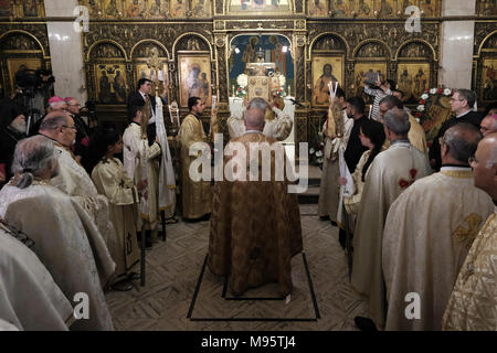 Les membres du clergé prennent part à une liturgie grecque melkite catholique à l'intérieur de la cathédrale de l'Annonciation de la vierge ou simplement église Notre Dame de l'Annonciation qui est le siège du Patriarcat melkite catholique d'Antioche et de tout l'est situé dans le quartier chrétien de la vieille ville, Jérusalem Est, Israël Banque D'Images