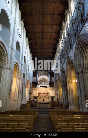 Intérieur de la cathédrale avec des rangées de sièges vides avant le service Banque D'Images