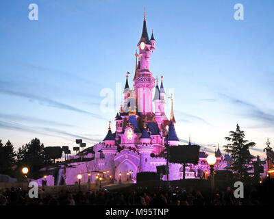 MARNE-LA-VALLÉE, FRANCE - Juin 9th, 2016 - Château de La Belle au bois dormant à Disneyland Resort Paris Banque D'Images