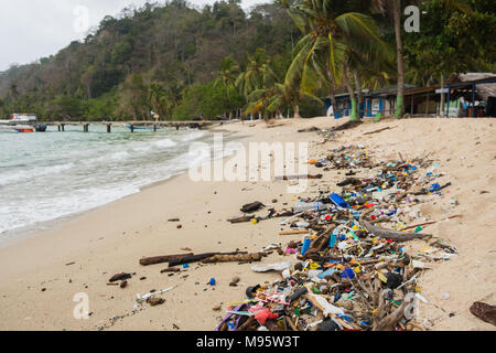 Plage polluée - déchets de plastique, déchets et ordures sur la plage , La Miel Panama Banque D'Images