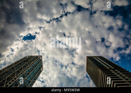 L'espace entre le célèbre front de Twin Towers montre les nuages de pluie prévoir le jour suivant, Barcelone, Espagne Banque D'Images